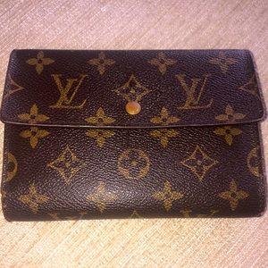 Authentic women’s beautiful Louis Vuitton folding wallet and coin case.